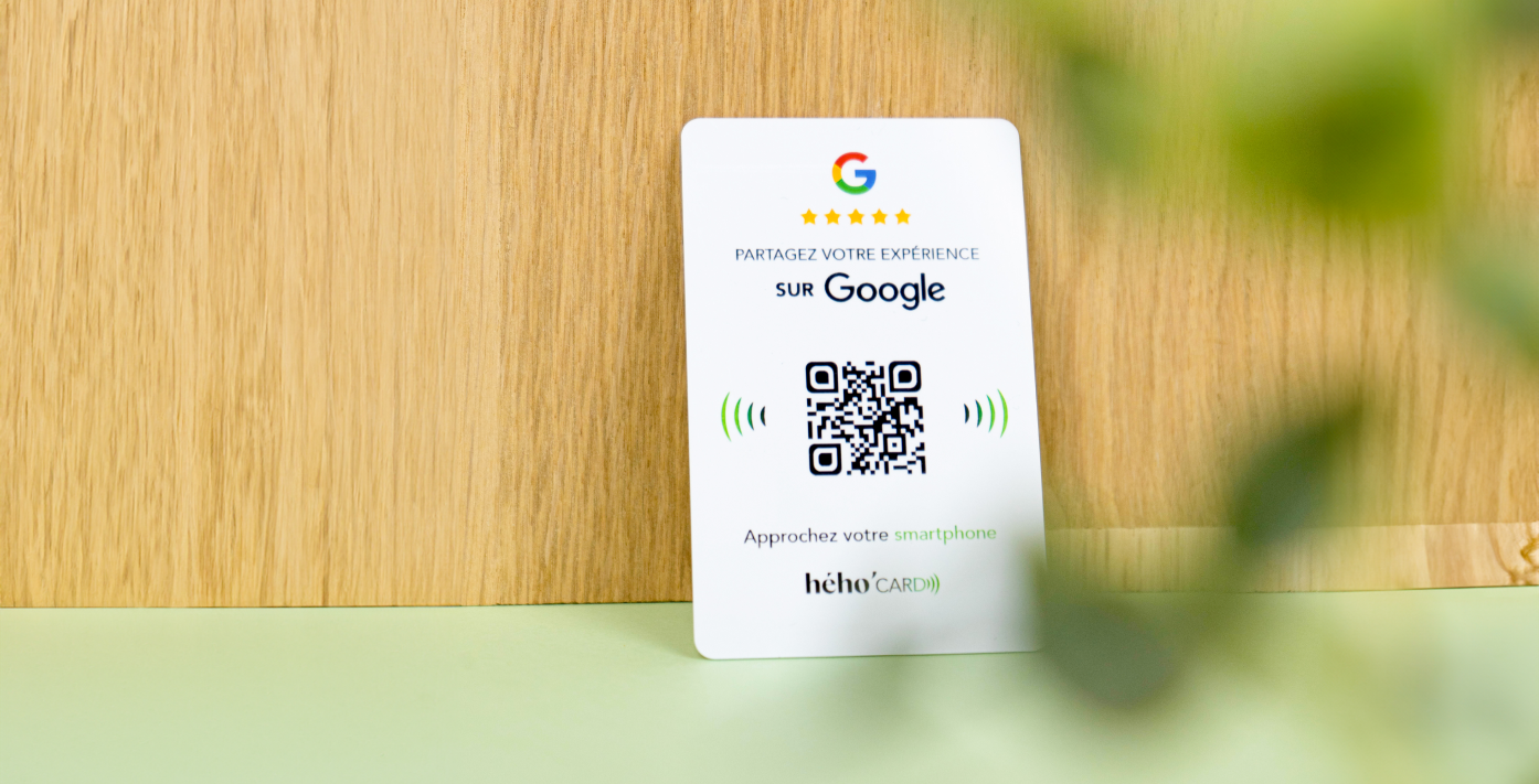 Carte NFC pour avis Google My Business posée sur une surface en bois, avec design épuré et QR code intégré pour faciliter les avis clients.