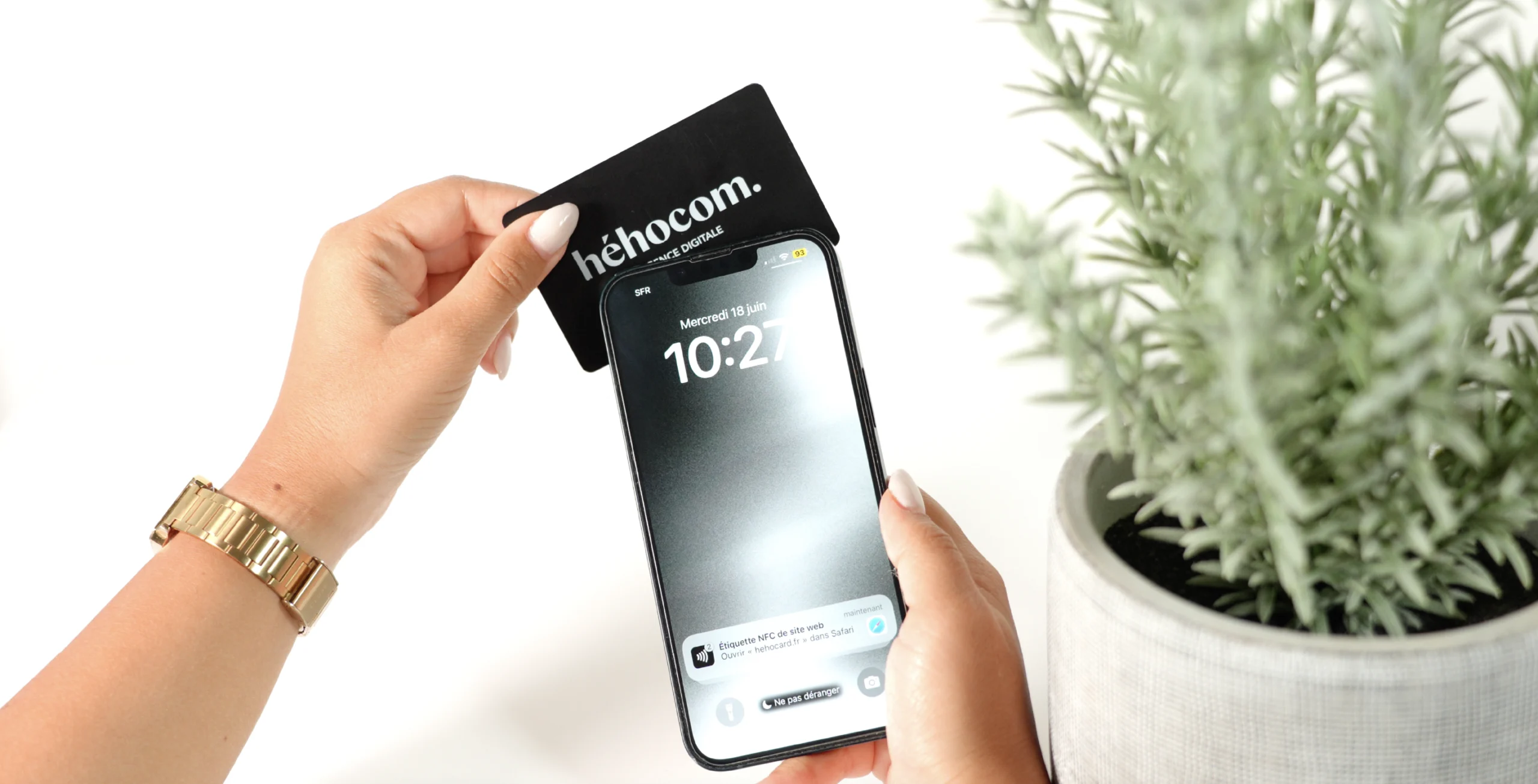 Personne en train d'utiliser une carte NFC