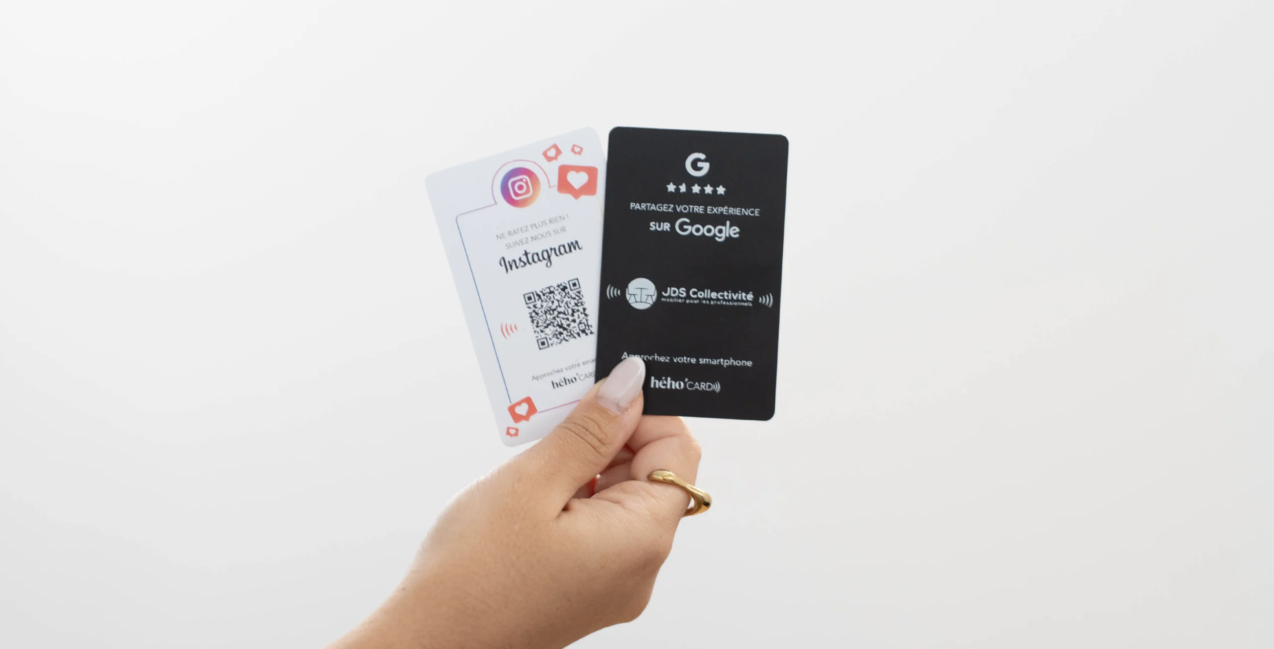 Main présentant deux cartes NFC : l'une redirigeant vers Instagram, l'autre pour obtenir des avis Google